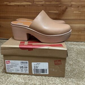 NWT Fitflop leather Pilar platform clogs 9 beige